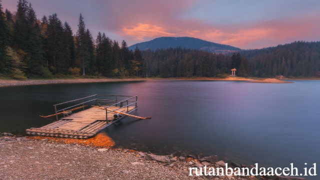 Danau Synevir: Permata Alami Pegunungan Carpathia